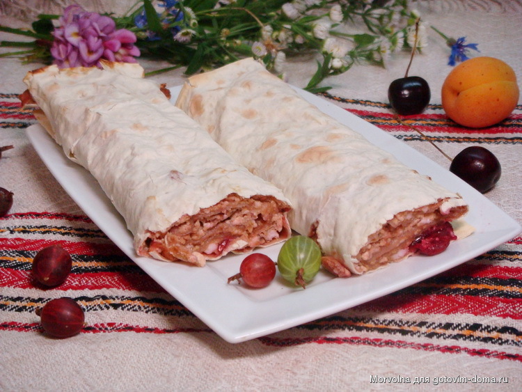 Рулет с творогом и смородиной из лаваша