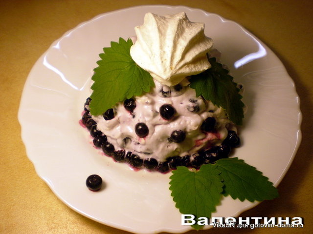 Десерт із ягід, вершків, зефіру та безе.jpg