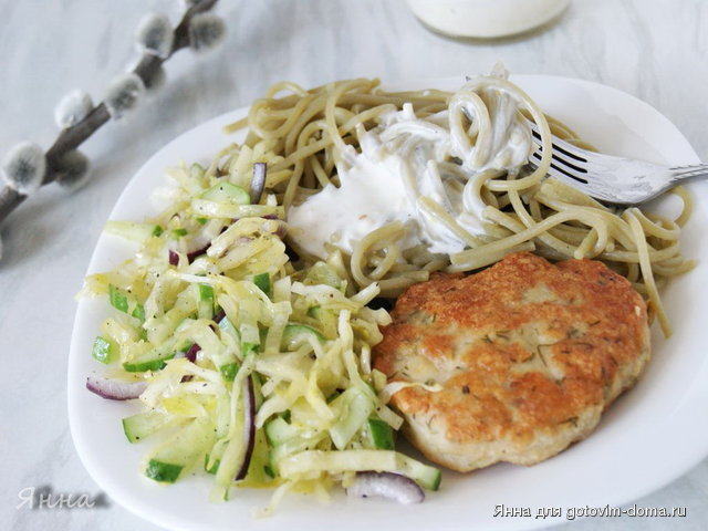 Спагетти шпинатные,котлета куриная, салат из капусты.jpg