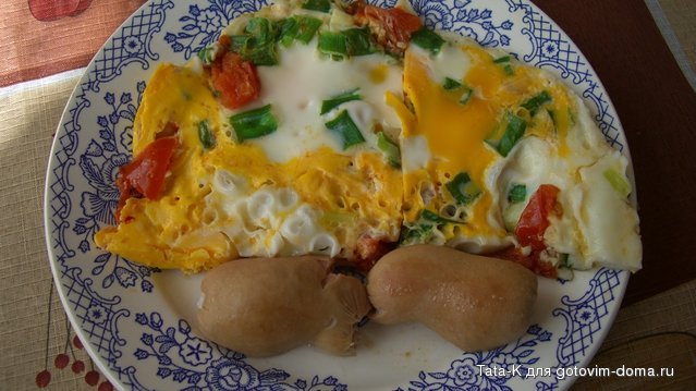 Яичница с зеленым луком и помидорами и сосиски.JPG