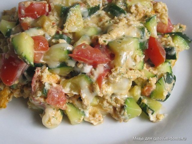 27.08. Яичница с цуккини, помидорами и сыром.JPG