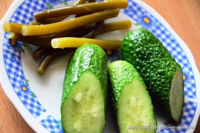 Маринованные огурчики и стебли чеснока.JPG