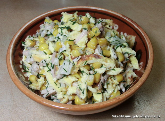 Салат із курки, яєчних млинців та кукурудзи.jpg