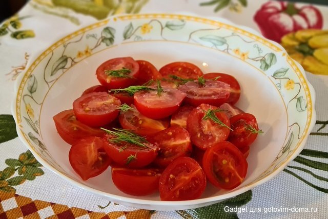 салат из помидоров с огурцами (20).jpg