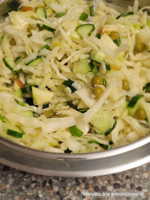 Овощной салат с яблоком и горошком.jpg