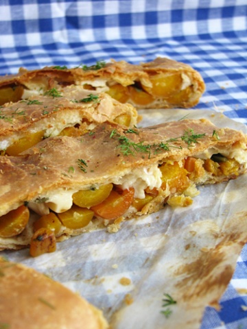 Морковный пирог с шалфеем и козьим сыром