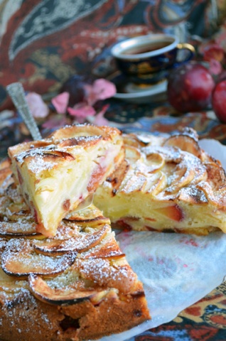Пирог со сливами и яблоками
