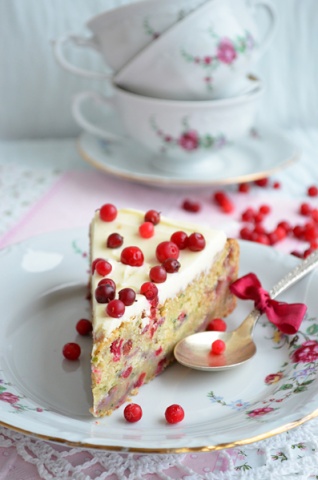 Пирог из кабачка с брусникой