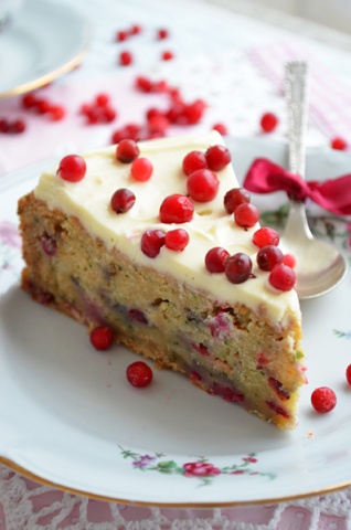 Пирог из кабачка с брусникой