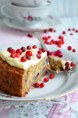 Пирог из кабачка с брусникой