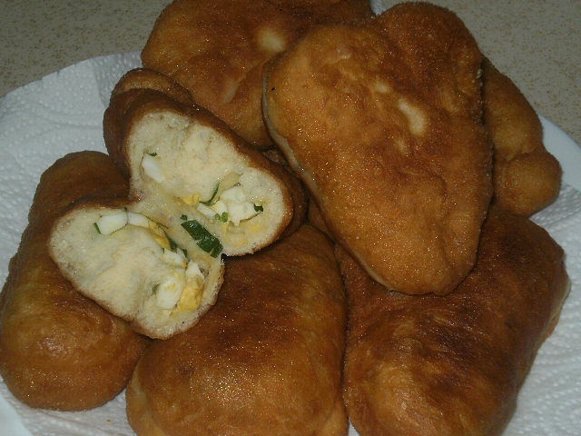 Пирожки жареные с яйцом.
