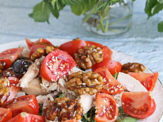 Салат с курицей и глазированными грецкими орехами