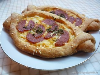 Пидэ с колбасой (турецкая пицца)