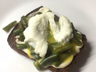 Smørrebrød - Датский бутерброд с фасолью и яйцом пашот