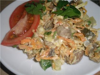 Грибной салат с сыром, морковью и солеными огурцами