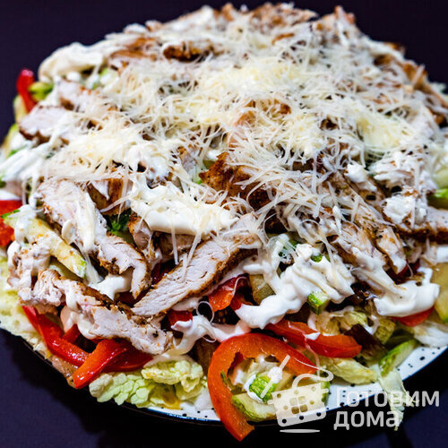 Салат с куриным филе, пекинской капустой, кабачком и баклажаном