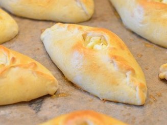 Расстегаи с капустой и яйцами