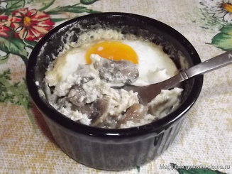 Грибы в сливках, запечёные с яйцом