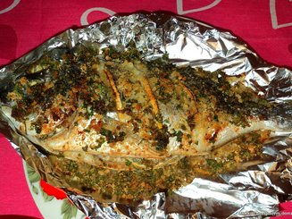 Дорадо, запеченная на луковой подушке