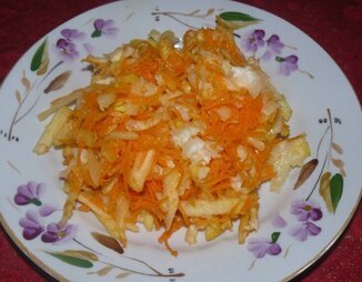 Салат с дайконом, морковью и яблоком