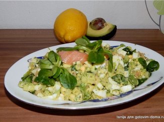 Салат с копченной красной рыбой, авокадо, яйцами и огурцом