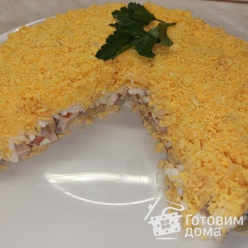 Салат с копчёной  курицей и грибами