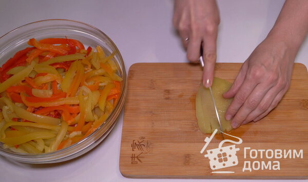 Полезный салат из разноцветных перцев фото к рецепту 4