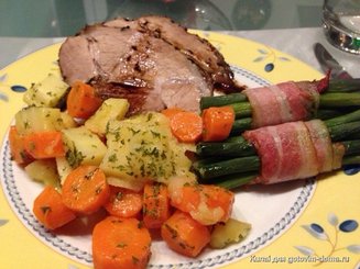 Свиная шея, запеченная с чесноком, вином и пряностями