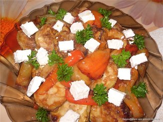 Салат из кабачков и перца с фетой и мятой