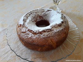 Яблочный пирог с миндалем и изюмом
