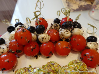 Закуска из маринованных черри,моцареллы и оливок