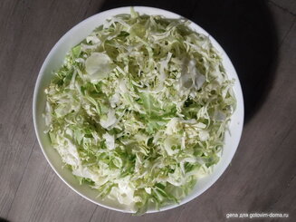 Салат с молодой капустой и огурцами