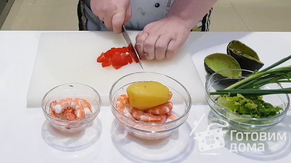 Салат с креветками в лодочках из авокадо фото к рецепту 4