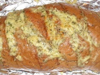 Запеченный батон с сыром и чесноком