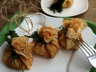 Блинные мешочки с начинкой из курицы с сыром