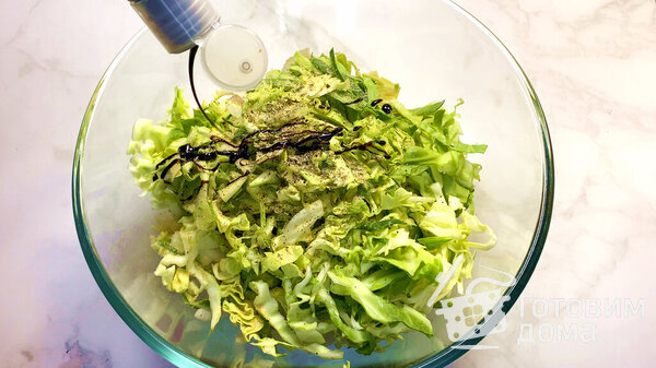 Весенний салат с молодой капустой и овощами фото к рецепту 7