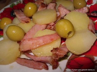 Картофельный салат с руколой и беконом