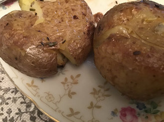 Картофель запечёный с розмарином и чесноком