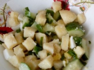 Теплый салат со свежим огурцом, картофелем и яйцом