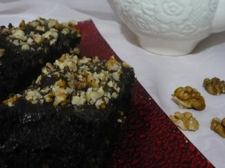 Брауни с орехами и карамелью