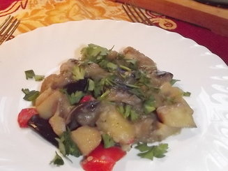 Картофельное рагу с баклажанами и перцем