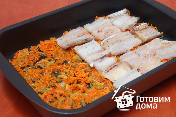 Рыба, запеченная с луком и морковью под сырно-майонезной корочкой фото к рецепту 3