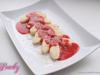 Ньокки с клубникой и сыром