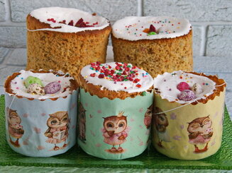 Кулич с изюмом, корицей, лимонной цедрой и маком