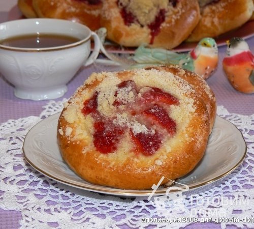Булочки с брусникой, клубникой и штрейзелем