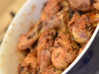 Запеченные куриные крылышки с пармезаном и базиликом