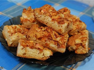 Открытый пирог с кефиром и яблоками