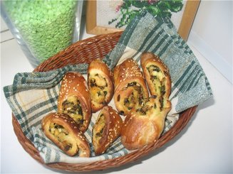 Слоеные рулетики с зеленым луком