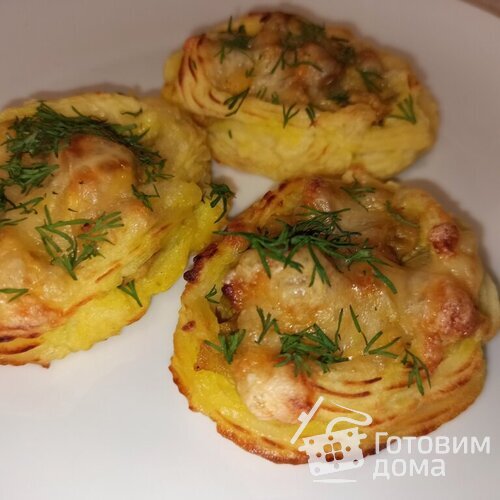 Картофельные гнёзда с курицей и грибами.