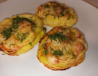 Картофельные гнёзда с курицей и грибами.